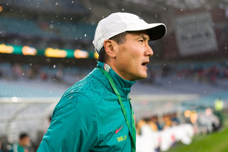 开云下载-足球报评国足0-2喀麦隆：被打懵后走出困境，考验巨大收获亦多